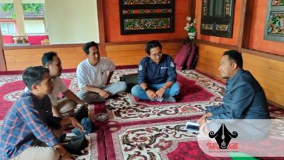 LITERATUR. Potret diskusi bersama Komunitas Parekas dengan Bupati Achmad Fauzi Wongsojudo, di Pendopo Agung Keraton Sumenep. (doc.parekas.com)