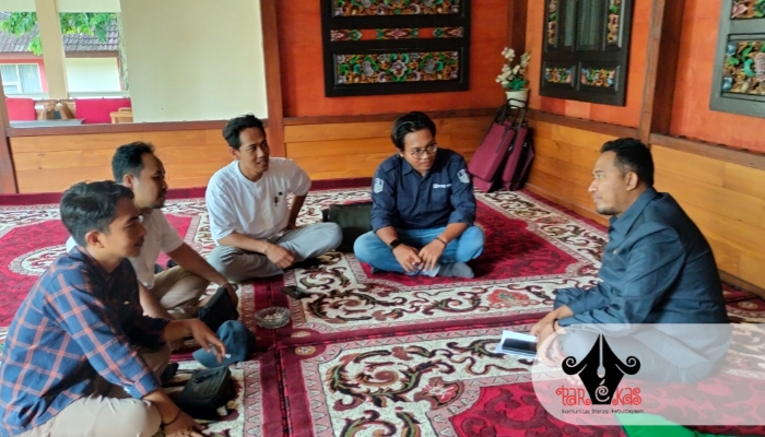 LITERATUR. Potret diskusi bersama Komunitas Parekas dengan Bupati Achmad Fauzi Wongsojudo, di Pendopo Agung Keraton Sumenep. (doc.parekas.com)