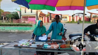 JUALAN. Potret salah satu pedagang di pasar takjil dadakan Sumenep, Sabtu (1/3/2025). (doc.RRI/Achmad Waris/parekas.com)