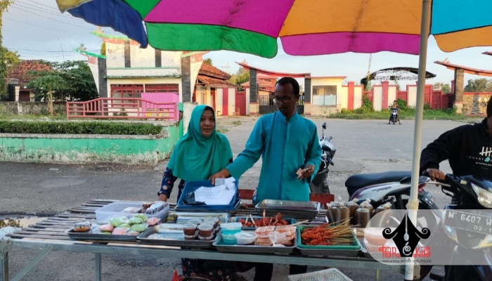 JUALAN. Potret salah satu pedagang di pasar takjil dadakan Sumenep, Sabtu (1/3/2025). (doc.RRI/Achmad Waris/parekas.com)