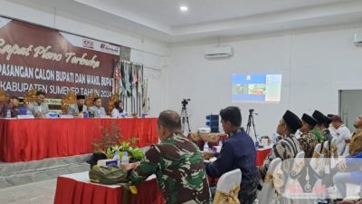 RAPAT PLENO. Suasana penetapan pasangan calon Bupati dan Wakil Bupati terpilih dalam Pilkada Sumenep 2024 yang berlangsung di Aula KPU Sumenep, Kamis (6/2) malam. Acara ini dihadiri oleh berbagai pihak terkait, termasuk Forkopimda, perwakilan partai politik, serta media. (doc. redaksi parekas)