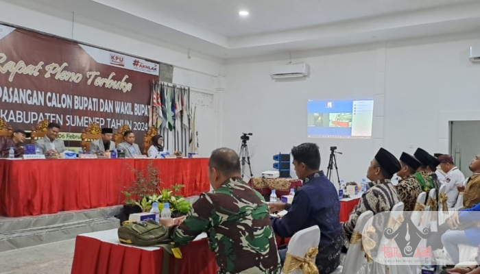 RAPAT PLENO. Suasana penetapan pasangan calon Bupati dan Wakil Bupati terpilih dalam Pilkada Sumenep 2024 yang berlangsung di Aula KPU Sumenep, Kamis (6/2) malam. Acara ini dihadiri oleh berbagai pihak terkait, termasuk Forkopimda, perwakilan partai politik, serta media. (doc. redaksi parekas)