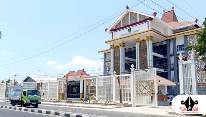 MEGAH. Potret gedung DPRD Kabupaten Sumenep yang terletak di Jalan Trunojoyo, Desa Gedungan, Kecamatan Batuan, Sumenep. (doc. redaksi parekas.com)