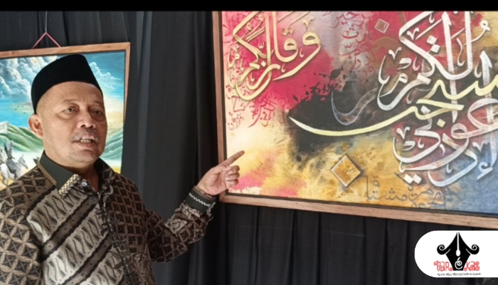 BANGGA. Potret Ketua DPRD Sumenep, H. Zainal Arifin, saat melihat lukisan kaligrafi yang sudah ia beli dari karya Haris Muhammad, seorang pelukis asal Desa Tenonan, Kecamatan Manding. (doc. redaksi parekas.com)