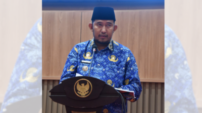 DI PODIUM: Bupati Sumenep menyampaikan sambutan dalam rangka penyampaian visi dan misi 2025-2030 dalam Rapat Paripurna DPRD Kabupaten Sumenep. (Dok. Redaksi Parekas.com)