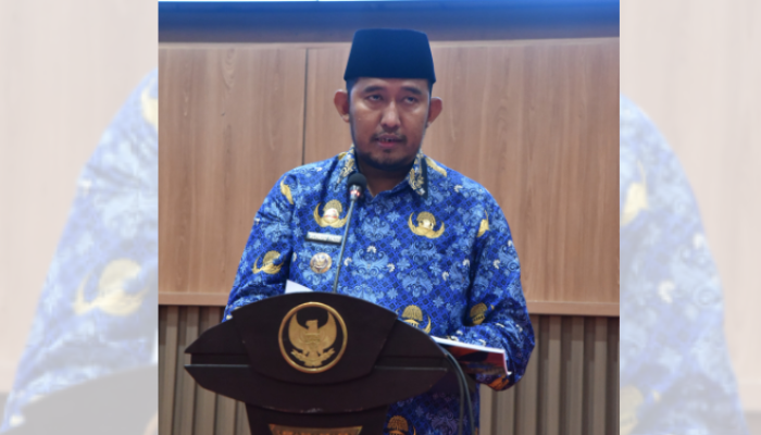 DI PODIUM: Bupati Sumenep menyampaikan sambutan dalam rangka penyampaian visi dan misi 2025-2030 dalam Rapat Paripurna DPRD Kabupaten Sumenep. (Dok. Redaksi Parekas.com)