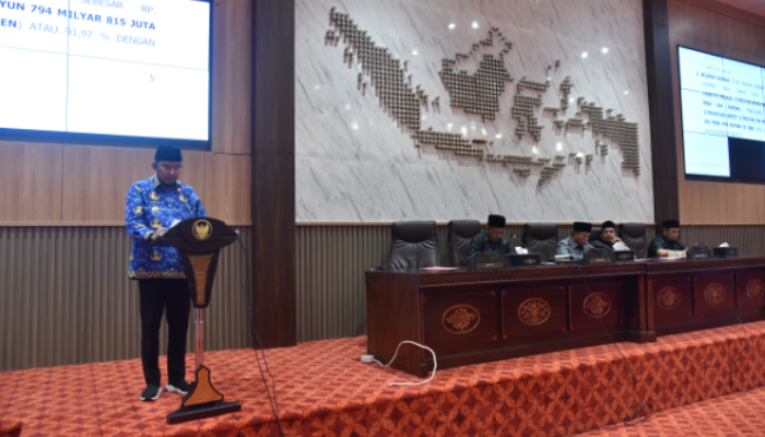SAMBUTAN: Bupati Sumenep saat menyampaikan Nota Pengantar LKPJ 2024 dalam rapat paripurna DPRD. (Dok. Redaksi Parekas.com)