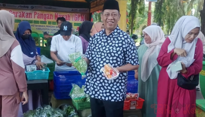 Kepala DKPP Sumenep, Chainur Rasyid, Saat Mengunjungi Stand Bazar | Dorong Produk Hortikultura ke Pasar Modern dan Kendalikan Harga Pangan (Istimewa/Doc. Parekas.com)