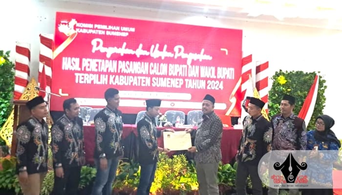 Ketua KPU Sumenep menyerahkan SK penetapan pemenang Pilkada 2024 kepada Ketua DPRD Sumenep (doc. redaksi parekas)