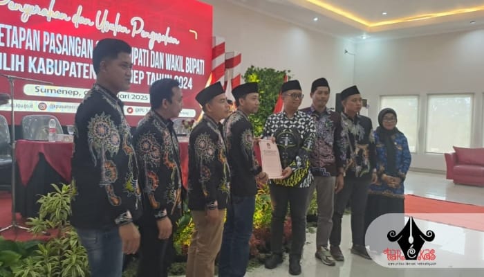 Bupati dan Wakil Bupati Sumenep terpilih menerima SK pengesahan dari KPU. (doc. redaksi parekas)