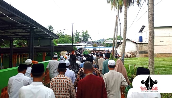 DUKA: Suasana prosesi iringan jenazah menuju pemakaman yang diiringi oleh para pelayat dengan penuh khidmat, mengantarkan jenazah ke peristirahatan terakhir.( Doc. Redaksi )