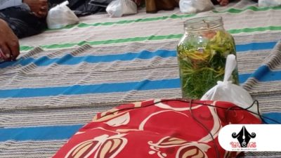 PENUH MAKNA: Air kembang dalam wadah kaca sebagai bagian dari tradisi tahlilan, melambangkan kesucian dan doa bagi arwah yang telah berpulang. (doc. redaksi parekas)