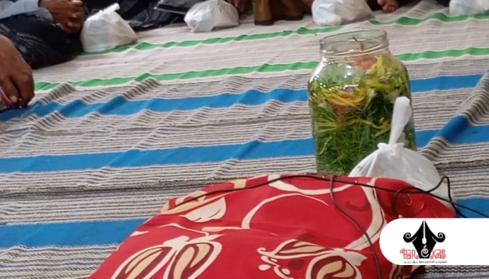 PENUH MAKNA: Air kembang dalam wadah kaca sebagai bagian dari tradisi tahlilan, melambangkan kesucian dan doa bagi arwah yang telah berpulang. (doc. redaksi parekas)