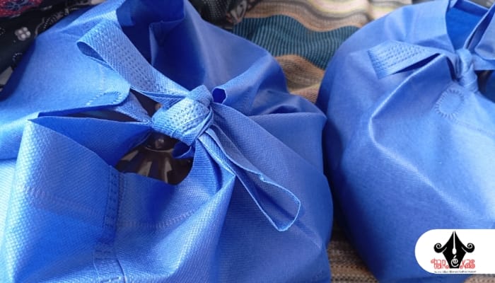 BINGKISAN: asa’an dalam tas kain biru, biasanya diberikan kepada tamu setelah acara tahlilan sebagai bentuk sedekah dan penghormatan. (Dok. Redaksi Parekas)