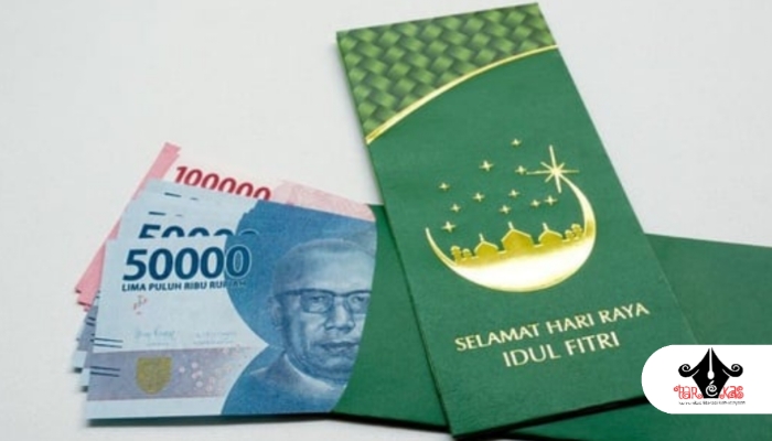 ILUSTRASI. Potret amplop THR Lebaran berwarna hijau elegan dengan uang pecahan Rp50.000 dan Rp100.000, siap dibagikan untuk berbagi kebahagiaan di Hari Raya Idulfitri. (Dok. Tirto/Redaksi Parekas)