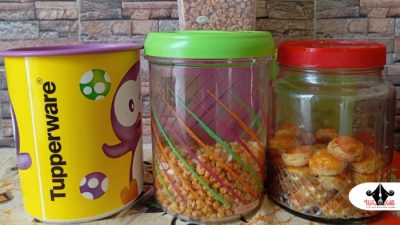 BERJEJER. Potret Stoples berisi camilan khas Lebaran, termasuk kue kering dan kacang-kacangan, tertata rapi di atas meja. (Dok. Redaksi Parekas)