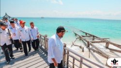 KUNJUNGAN. Potret Bupati Sumenep, Achmad Fauzi Wongsojudo, meminta dinas terkait dan masyarakat untuk menjaga kebersihan di lingkungan objek wisata di pualu Gili Labak. (Dok. Redaksi Parekas)