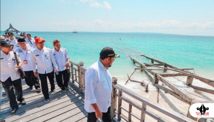 KUNJUNGAN. Potret Bupati Sumenep, Achmad Fauzi Wongsojudo, meminta dinas terkait dan masyarakat untuk menjaga kebersihan di lingkungan objek wisata di pualu Gili Labak. (Dok. Redaksi Parekas)