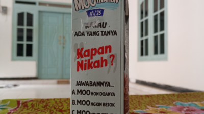 SINDIR: Kemasan susu dengan humor soal pertanyaan 'Kapan Nikah?' mencerminkan fenomena interogasi terselubung dalam silaturahmi Lebaran. (Dok. Redaksi Parekas?