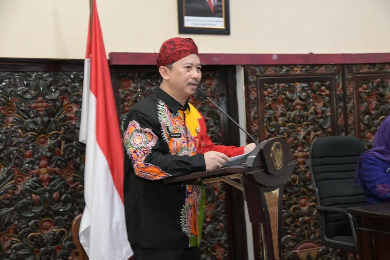 SAMBUTAN. Kepala Bappeda Sumenep, Arif Firmanto, saat menyampaikan paparan dalam Musrenbang RKPD 2026 dan Forum Konsultasi Publik RPJMD 2025-2029. (Redaksi Parekas)