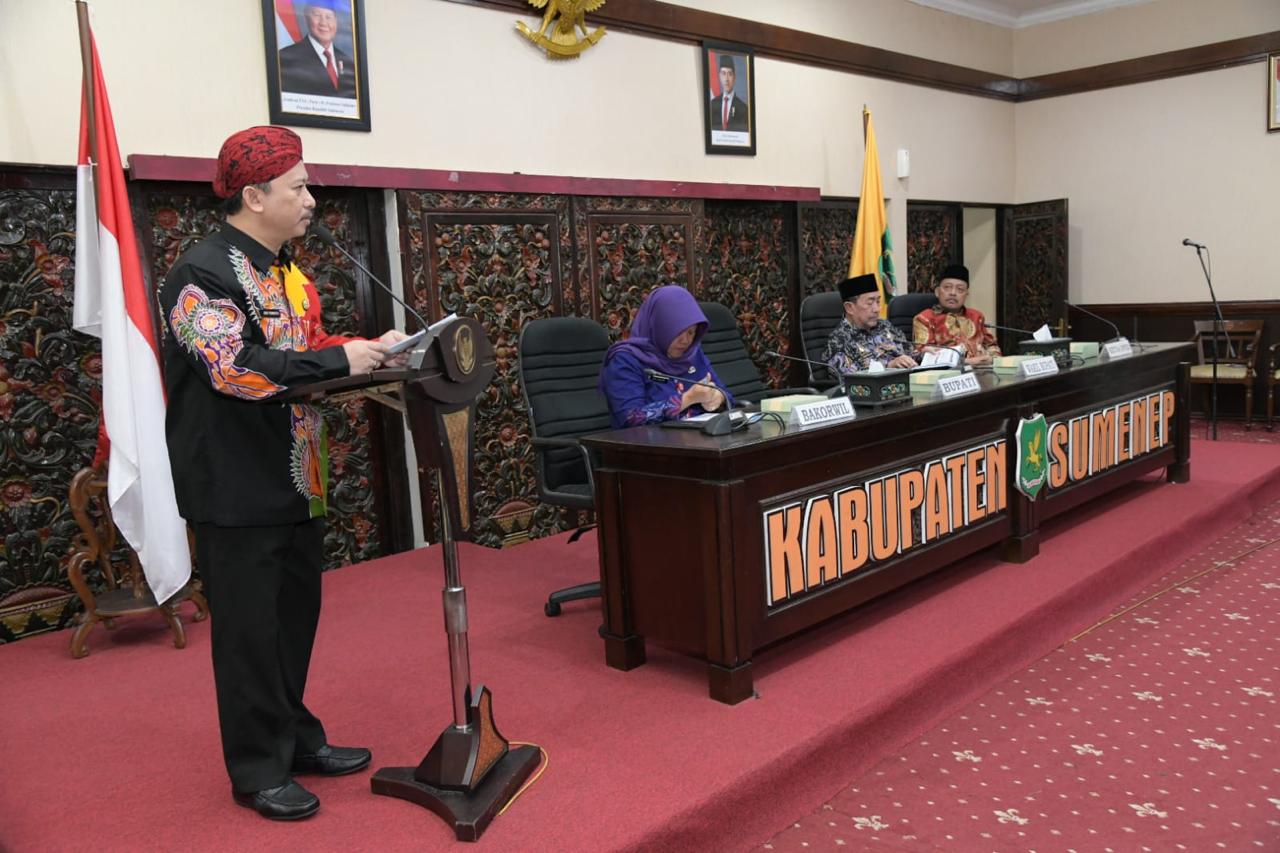 SAMBUTAN. Kepala Bappeda Sumenep, Arif Firmanto, saat menyampaikan paparan dalam Musrenbang RKPD 2026 dan Forum Konsultasi Publik RPJMD 2025-2029. (Redaksi Parekas)
