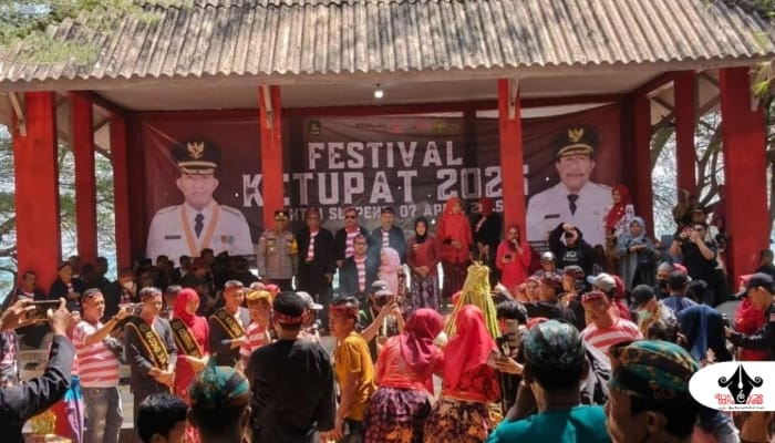 RAMAI: Suasana perayaan festival ketupat 2025 yang diselenggarakan oleh pemkab Sumenep di pantai slopeng, Dasuk. (Dok. Redaksi Parekas)