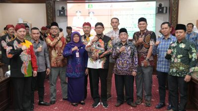 SEREMONI. Potret Bupati Sumenep, Achmad Fauzi Wongsojudo, bersama jajaran Forkopimda, OPD, serta perwakilan masyarakat dalam Musrenbang 2025, meneguhkan komitmen bersama untuk pembangunan daerah yang inklusif dan berkelanjutan. (Redaksi Parekas)