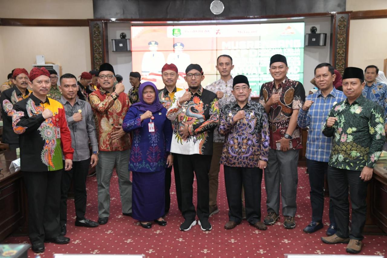 SEREMONI. Potret Bupati Sumenep, Achmad Fauzi Wongsojudo, bersama jajaran Forkopimda, OPD, serta perwakilan masyarakat dalam Musrenbang 2025, meneguhkan komitmen bersama untuk pembangunan daerah yang inklusif dan berkelanjutan. (Redaksi Parekas)
