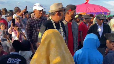 POTRET: Kepala Desa Badut Bersama Bupati Ach. Fauzi dalam sebuah acara kalender event Sumenep tahun kemarin di Pantai Badut. (Dok. Redaksi Parekas)