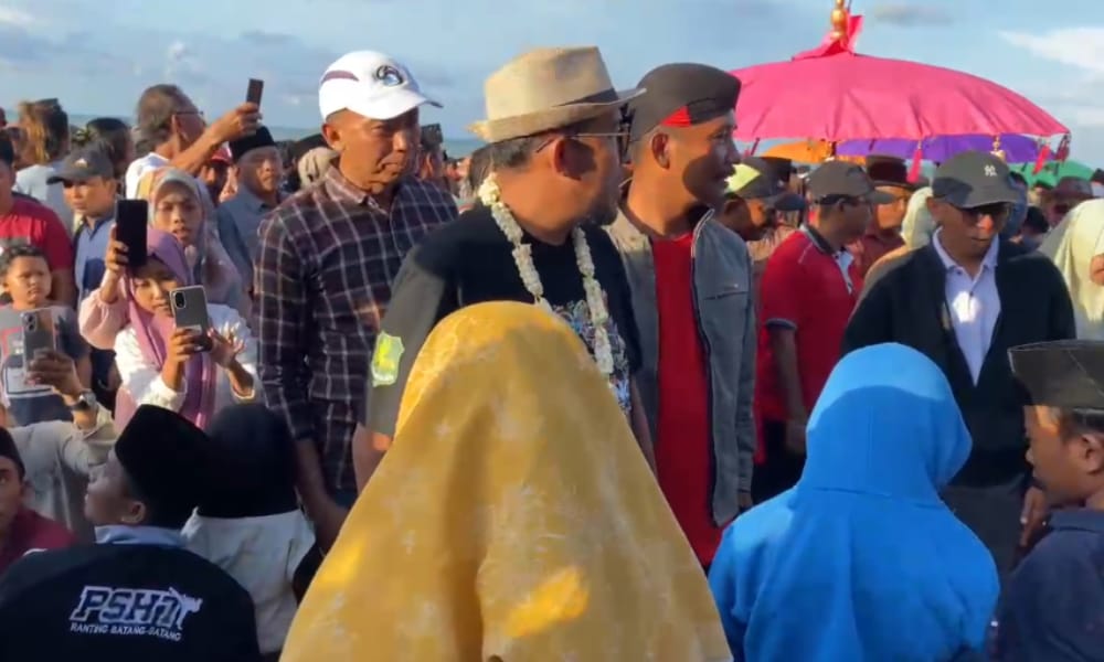 POTRET: Kepala Desa Badut Bersama Bupati Ach. Fauzi dalam sebuah acara kalender event Sumenep tahun kemarin di Pantai Badut. (Dok. Redaksi Parekas)