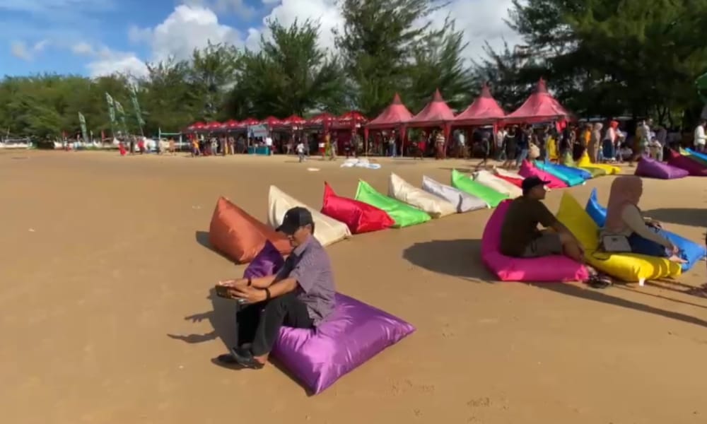 BERKAH: Sederet tenda untuk para pedagang UMKM di sepanjang pantai Badur (Dok. Redaksi Parekas)