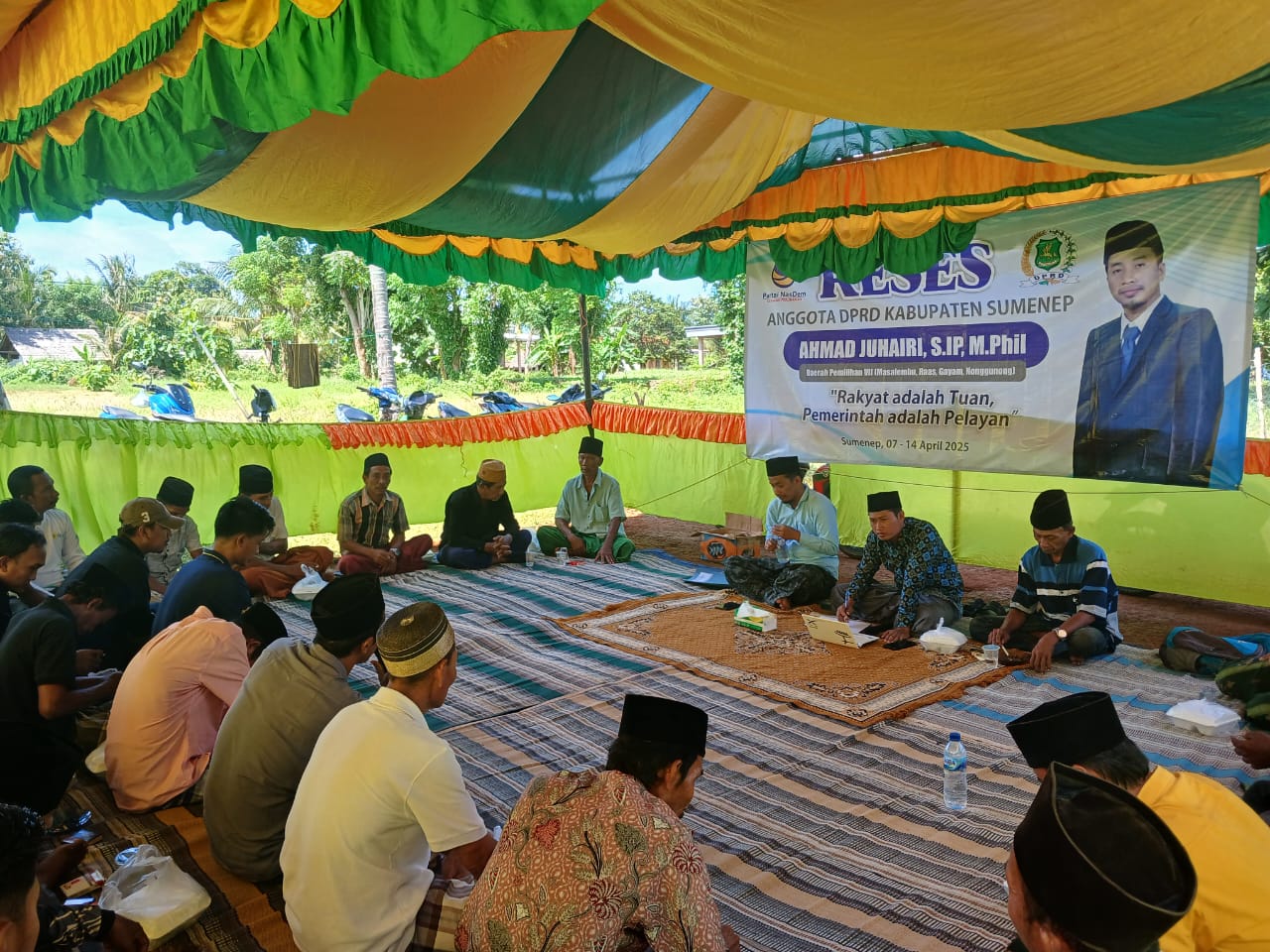 REMBUK :  Anggota DPRD Sumenep, Ahmad Juhairi, saat berdialog langsung dengan warga dalam kegiatan reses di salah satu pulau kepulauan Dapil VII (7/04/ 2025)