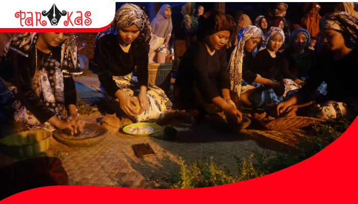 KOMPAK: Para Ibu yang sedang melakukan tradisi ngiling bumbu dalam sebuah pesta hajatan