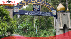 Gapura: Pintu masuk Desa Pagayaman di Buleleng Bali yang bertulislan arab. (Istimewa)