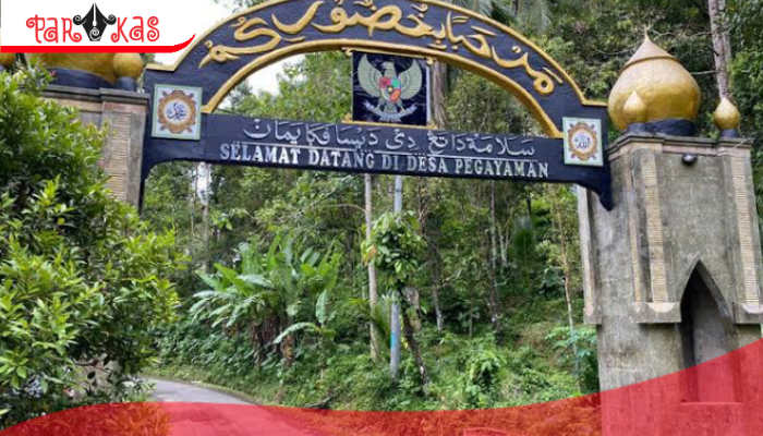 Gapura: Pintu masuk Desa Pagayaman di Buleleng Bali yang bertulislan arab. (Istimewa)