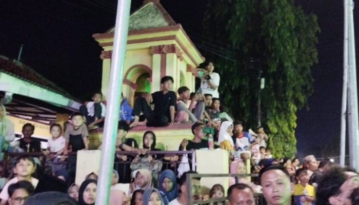 SEMPIT: Warga lokal berdesakan hingga memanjat tembok demi menonton acara Hari Jadi Kabupaten Sumenep
