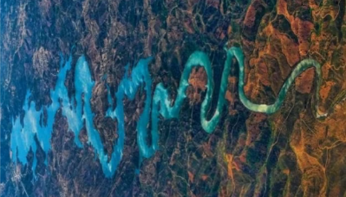 EKSOTIS: Potret Sungai Odelaite di Portugal yang dijuluki Sungai Naga Biru karena bentuknya yang meliuk seperti hewan mitologi naga. (Istimewa) 