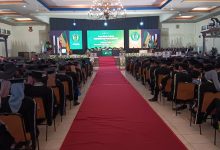 KHIDMAT: Prosesi Wisuda UPI Sumenep di gedung Graha Adi Poday, Sabtu (22/11/2025).