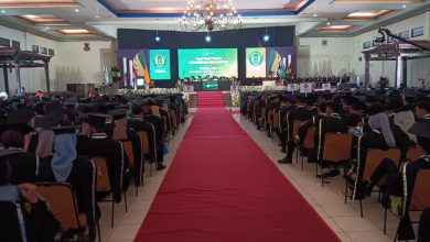 KHIDMAT: Prosesi Wisuda UPI Sumenep di gedung Graha Adi Poday, Sabtu (22/11/2025).