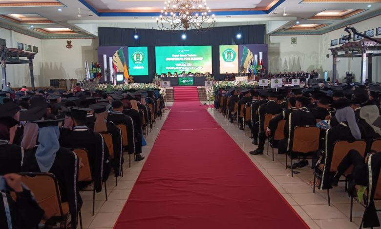 KHIDMAT: Prosesi Wisuda UPI Sumenep di gedung Graha Adi Poday, Sabtu (22/11/2025).